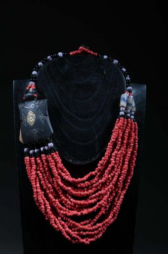Collier tribal  plaque en ébène et perles 