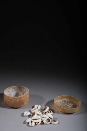 Box with cowries of divination 