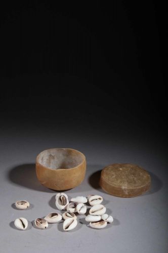 Box with cowries of divination 