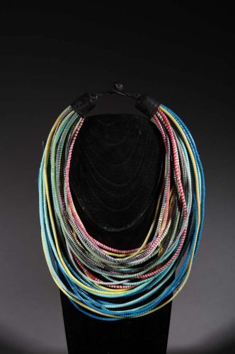 Collier tribal plastique recyclé 