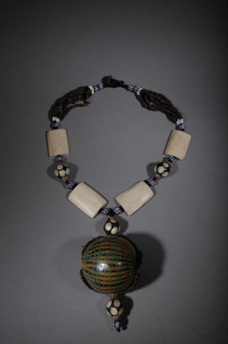 Collier tribal perle géante en terre cuite 