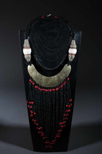 Collier tribal plaque en bronze et perles 