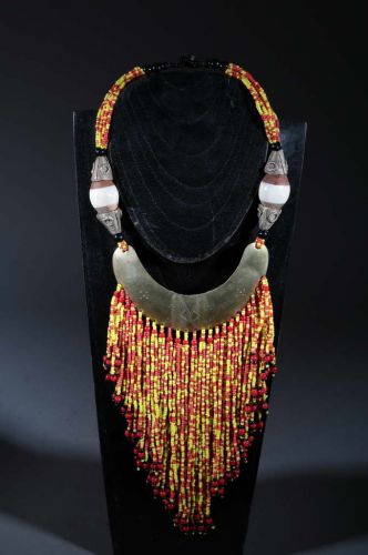 Collier tribal plaque en bronze et perles 