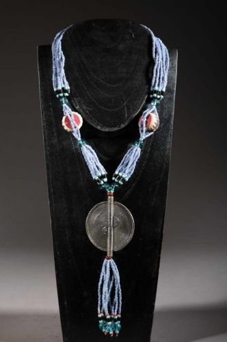 Collier tribal perles et plaque en bronze 