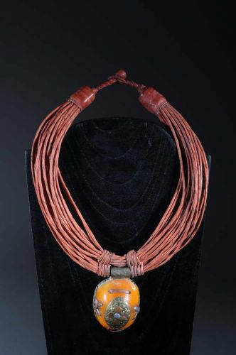 Collier tribal cuir en ambre 