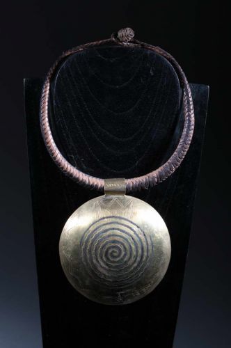 Collier ethnique cuir tressé et plaque en bronze 