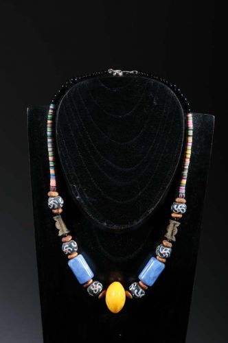 Collier ethnique coffi et perles, pate de verre et bronze 