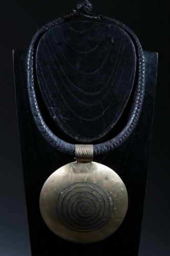 Collier ethnique cuir tressé et plaque en bronze 
