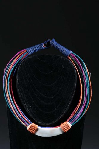 Collier ethnique cuir et ivoire de phacochère 