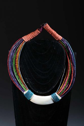 Collier ethnique cuir et ivoire de phacochère 