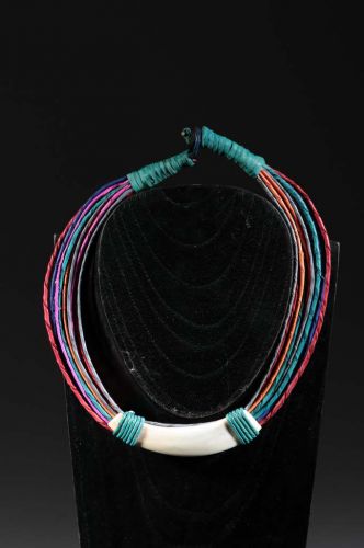 Collier ethnique cuir et ivoire de phacochère 