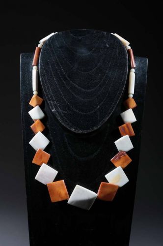 Ethnic necklace in bone 