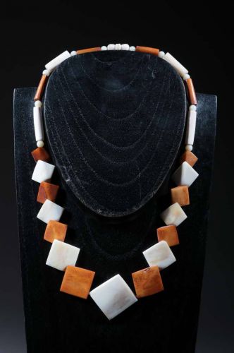 Ethnic necklace in bone 