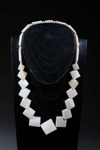 Ethnic necklace in bone 