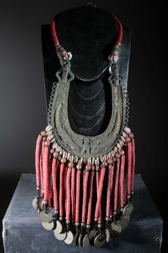 Collier tribal bronze et pièces anciennes 