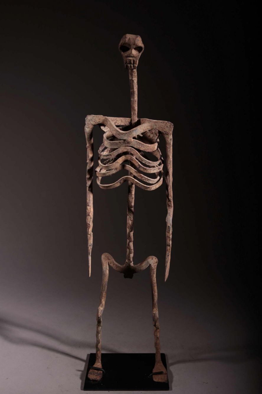 Statue squelette Tiv en fer noir 