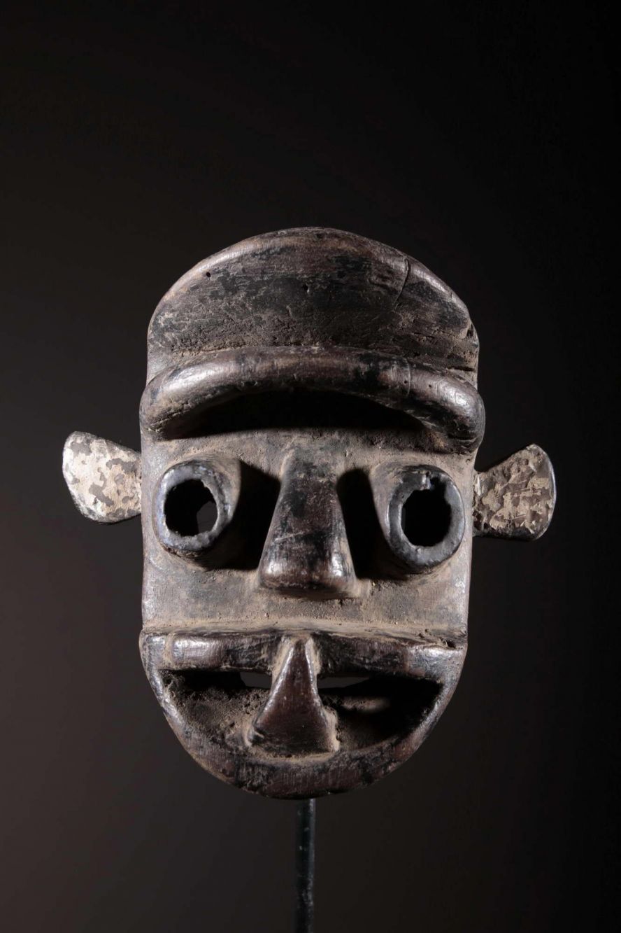 Guéré passport mask 